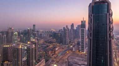 Gün gece timelapse modern için Dubai Downtown Dubai, Suudi Arabistan, üstten panoramik görünüm kuleleri.
