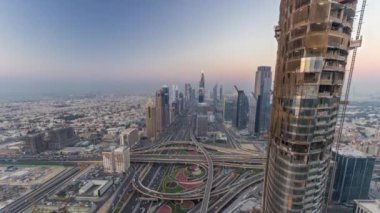 Şehir merkezindeki Dubai manzarası gündüz ve gece saatleri arasında. Şeyh Zayed 'in çatı manzarası