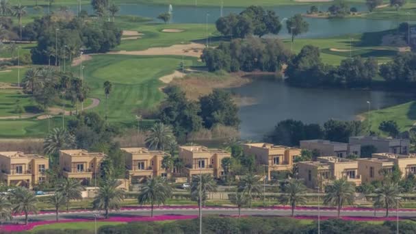 Schöner Golfplatz in der Nähe moderner Wolkenkratzer des Dubai Yachthafens Zeitraffer in der Luxus-Stadt Dubai, Vereinigte Arabische Emirate — Stockvideo