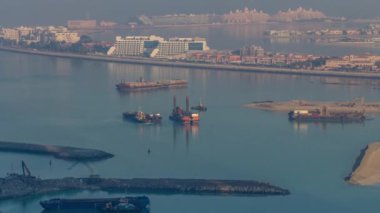 Palm Jumeirah gündoğumu timelapse bir çatı, Dubai, Birleşik Arap Emirlikleri üzerinden sırasında nefes kesen havadan görünümü