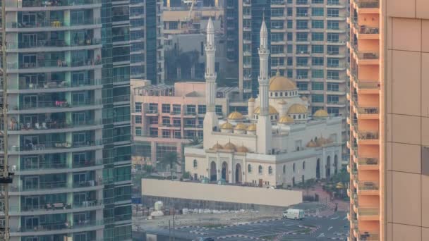 Meczet Al Raheem między drapaczami chmur timelapse na przystań marina walk w Dubai Marina, Dubaj, Zjednoczone Emiraty Arabskie. — Wideo stockowe