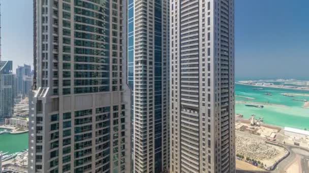 Schilderachtig uitzicht op Dubai Marina wolkenkrabbers van top timelapse, Verenigde Arabische Emiraten — Stockvideo