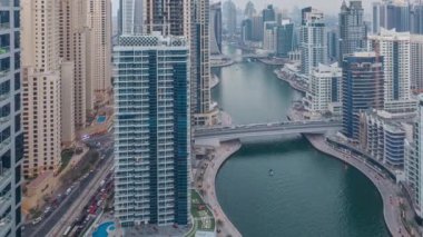 Dubai Yat Limanı kanalı'nın gece geçiş timelapse gününe güzel hava üstten görünüm