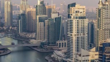 İnanılmaz renkli dubai marina manzarası günbatımı timelapse sırasında