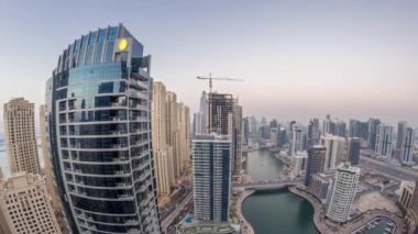 Dubai Yat Limanı kanalı'nın gece geçiş timelapse gününe güzel hava üstten görünüm