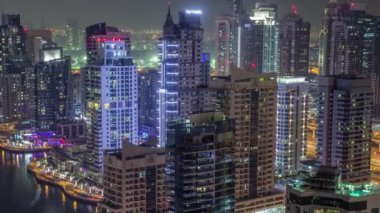 Işık ve aydınlatma timelapse Dubai Yat Limanı ile konut kuleleri