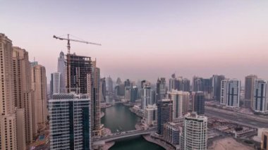 Dubai Yat Limanı kanalı'nın gece geçiş timelapse gününe güzel hava üstten görünüm