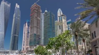 Panoramik manzaralı modern gökdelenler ve yatlara Dubai Yat Limanı timelapse hyperlapse, Birleşik Arap Emirlikleri