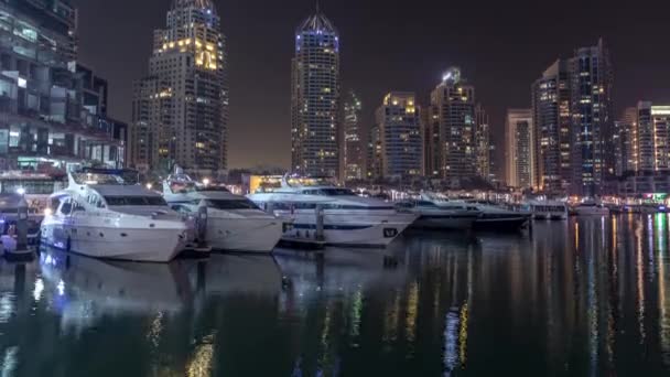 Dubai Marina Bay mit Yachten und Booten im Zeitraffer — Stockvideo