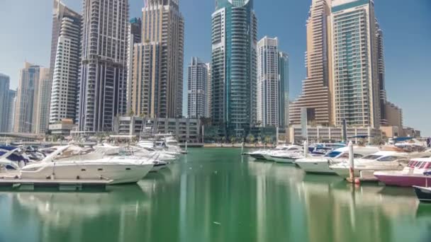 Мбаппе с современными небоскребами и водяным пиром с яхтами Dubai Marina timelapse, Объединенные Арабские Эмираты — стоковое видео