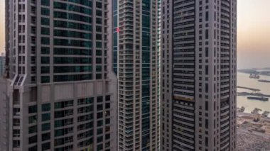 Dubai Yat Limanı gün gece timelapse, Glittering ışıklar ve en yüksek gökdelenler