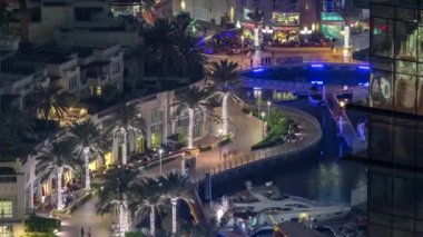 Dubai Yat Limanı kanalda lüks gökdelenler ve yatlar çevresinde gece timelapse, Birleşik Arap Emirlikleri ve mesire