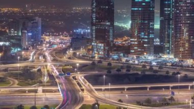 Bir büyük şehir gece timelapse bir yol kavşak havadan görünümü.