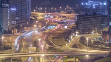 Bir büyük şehir gece timelapse bir yol kavşak havadan görünümü.