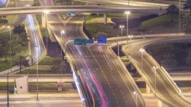 Bir büyük şehir gece timelapse bir yol kavşak havadan görünümü.