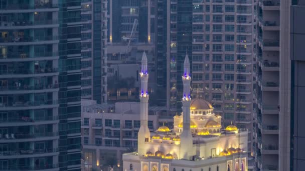 Al raheem Moschee zwischen Wolkenkratzern Tag und Nacht Zeitraffer auf dem Yachthafen Spaziergang in Dubai Marina, dubai, uae. — Stockvideo