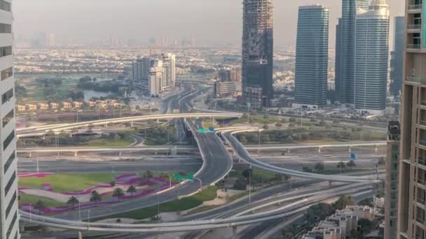 Vista aérea de una intersección de carreteras en una gran ciudad al atardecer . — Vídeos de Stock