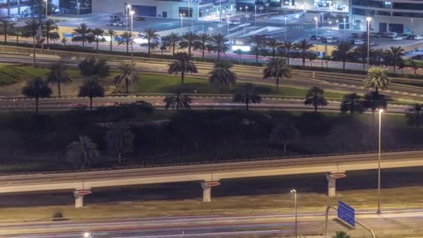 Вид с воздуха на перекрёсток в большом ночном городе . — стоковое видео