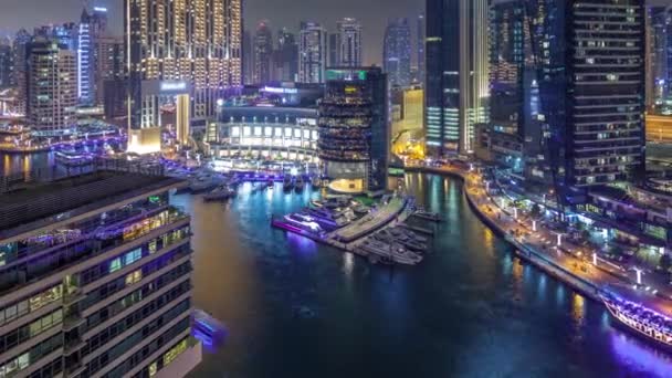 Wasserkanal auf Dubais Marina Skyline im Zeitraffer der Nacht. — Stockvideo