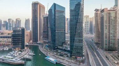 Dubai Yat Limanı kanalı'nın gece geçiş timelapse gününe güzel hava üstten görünüm