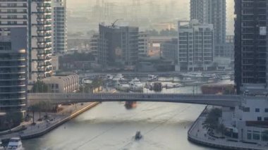 İnanılmaz renkli dubai marina manzarası günbatımı timelapse sırasında