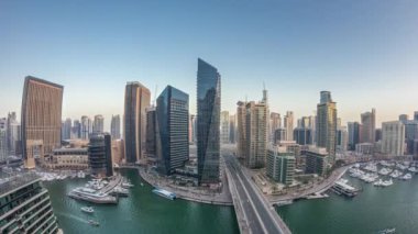 Dubai Yat Limanı kanalı'nın gece geçiş timelapse gününe güzel hava üstten görünüm