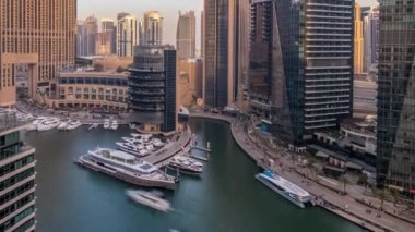 İnanılmaz renkli dubai marina manzarası günbatımı timelapse sırasında