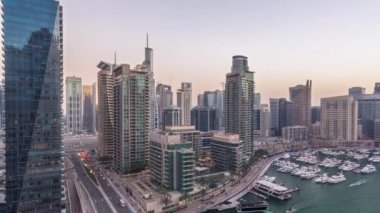 Dubai Yat Limanı kanalı'nın gece geçiş timelapse gününe güzel hava üstten görünüm