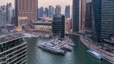 Dubai Yat Limanı kanalı'nın gece geçiş timelapse gününe güzel hava üstten görünüm
