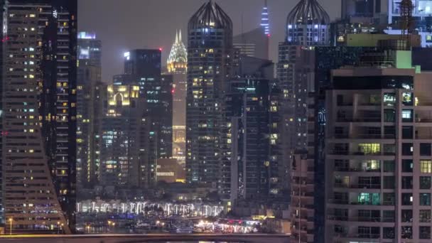 Water aquaduct van Dubai Marina skyline bij nacht timelapse. — Stockvideo