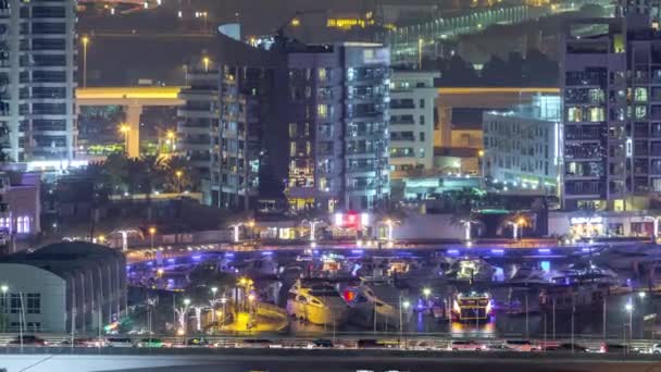 Kanał wodny na panoramę dzielnicy Dubai Marina w nocy timelapse. — Wideo stockowe