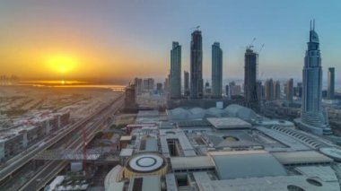 Dubai downtown ile gündoğumu timelapse. Üstten üstten görünüm