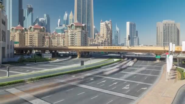 Tráfego ocupado perto de Sheikh Zayed Road timelapse, arranha-céus modernos em torno de luxo da cidade de Dubai — Vídeo de Stock