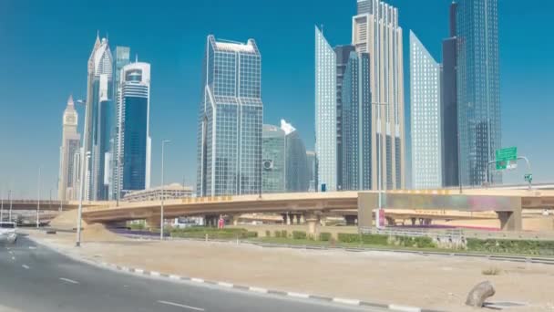 Ocupado Sheikh Zayed Road timelapse, metro ferroviario y rascacielos modernos en la lujosa ciudad de Dubai — Vídeo de stock