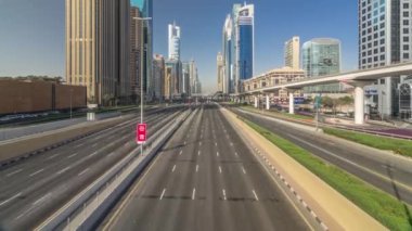 Meşgul Sheikh Zayed Road timelapse, metro tren ve lüks Dubai City çevresinde modern gökdelenler