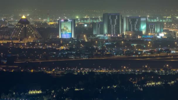 Vista aérea al distrito de Deira con timelapse aeropuerto — Vídeos de Stock