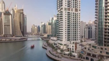 İnanılmaz renkli dubai marina manzarası günbatımı timelapse sırasında