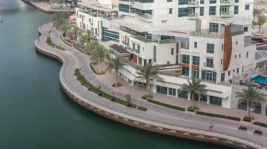 Dubai Yat Limanı kanalda lüks gökdelenler ve yatlar timelapse, Birleşik Arap Emirlikleri çevresinde ve mesire