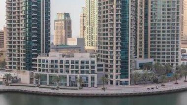 İnanılmaz renkli dubai marina manzarası günbatımı timelapse sırasında