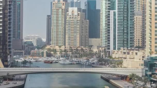 Удивительная красочная пристань для яхт Дубаи на фоне заката — стоковое видео