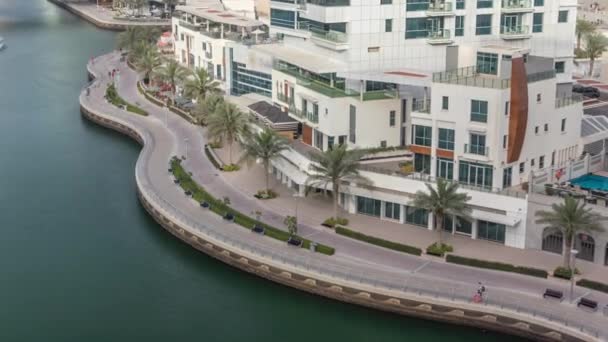 Promenáda a canal v Dubai Marina s luxusní mrakodrapy a jachet kolem timelapse, Spojené arabské emiráty — Stock video
