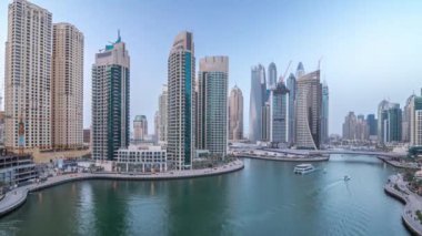 Dubai Yat Limanı kanalı'nın gece geçiş timelapse gününe güzel hava üstten görünüm