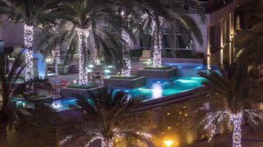 Dubai Yat Limanı gece timelapse çatıdaki yüzme havuzunda