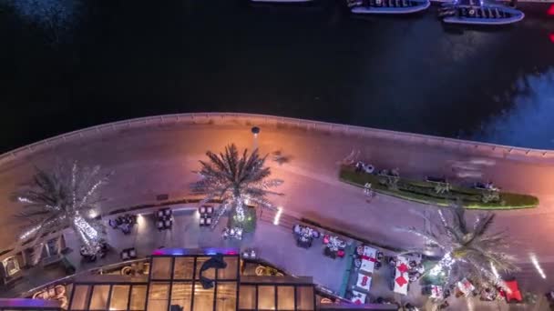 Dubai Yat Limanı kanalda lüks gökdelenler ve yatlar çevresinde gece timelapse, Birleşik Arap Emirlikleri ve mesire — Stok video