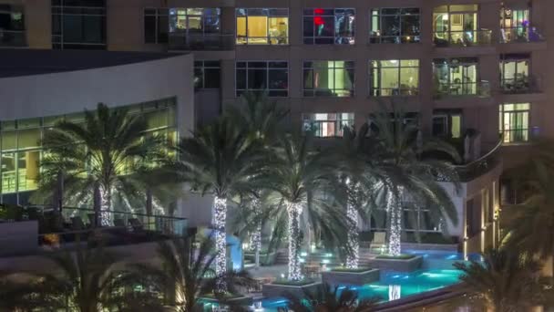 Zwembad op het dak in Dubai marina nacht timelapse — Stockvideo