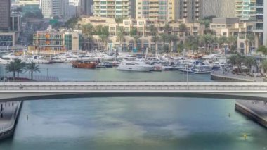 İnanılmaz renkli dubai marina manzarası günbatımı timelapse sırasında
