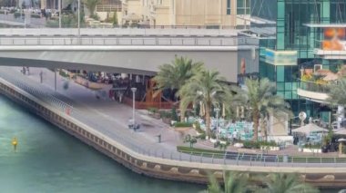 Dubai Yat Limanı kanalda lüks gökdelenler ve yatlar timelapse, Birleşik Arap Emirlikleri çevresinde ve mesire