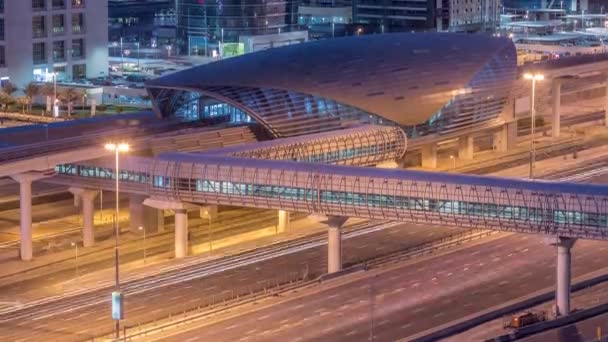 Vista aérea de las torres de los lagos de Jumeirah rascacielos noche a día timelapse con el tráfico en la carretera sheikh zayed . — Vídeos de Stock