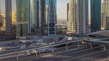 Jumeirah lakes hava görünümünü gündoğumu timelapse Şeyh zayed yolu üzerinde trafik sırasında gökdelenler kuleleri.