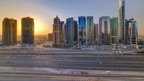 Luftaufnahme der Jumeirah Seen Türme Wolkenkratzer bei Sonnenaufgang Zeitraffer mit Verkehr auf Scheich zayed Straße. — Stockvideo